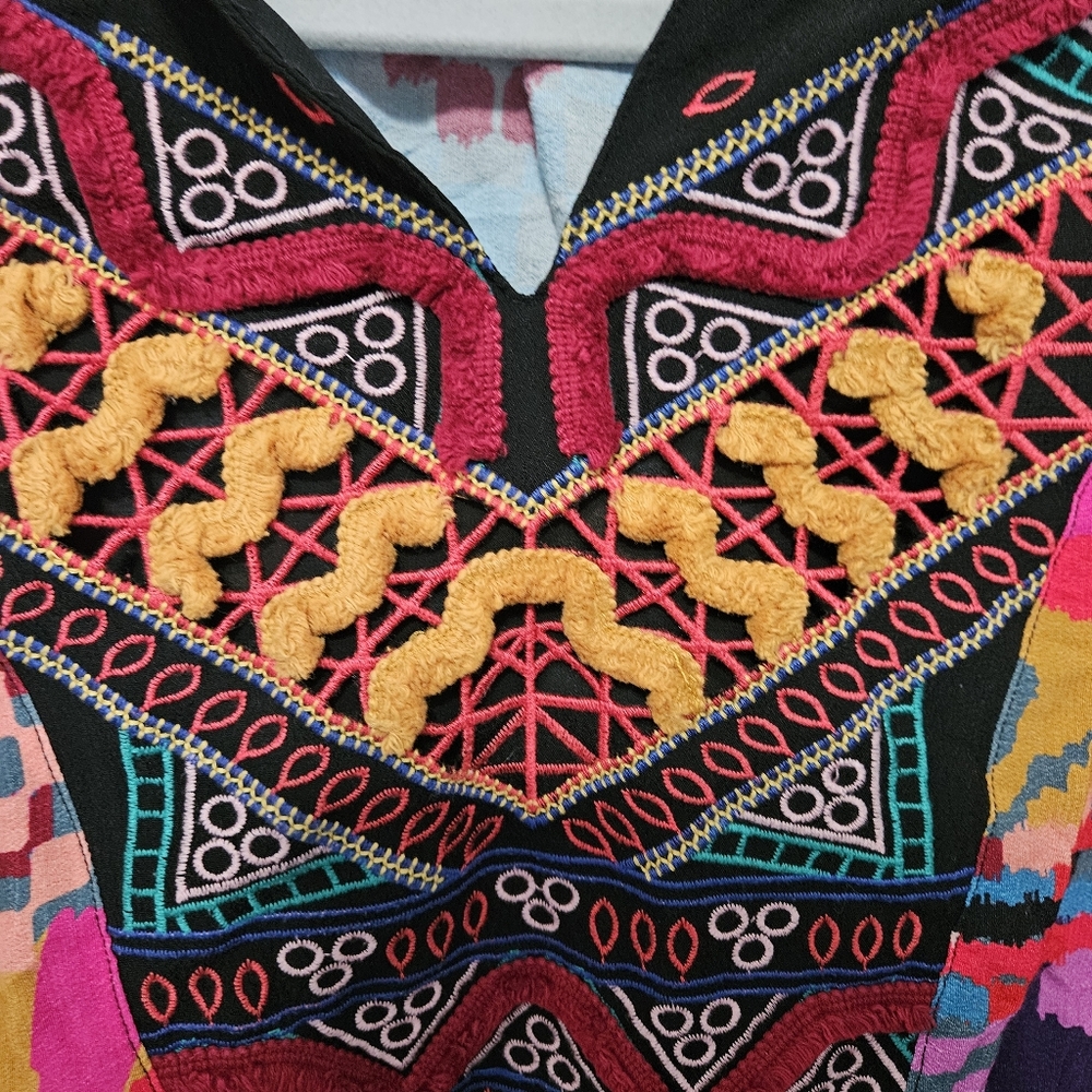 John Mark Woman’s Oversized Small Top, Mix print with colorful embroidery - Picture 2 of 8